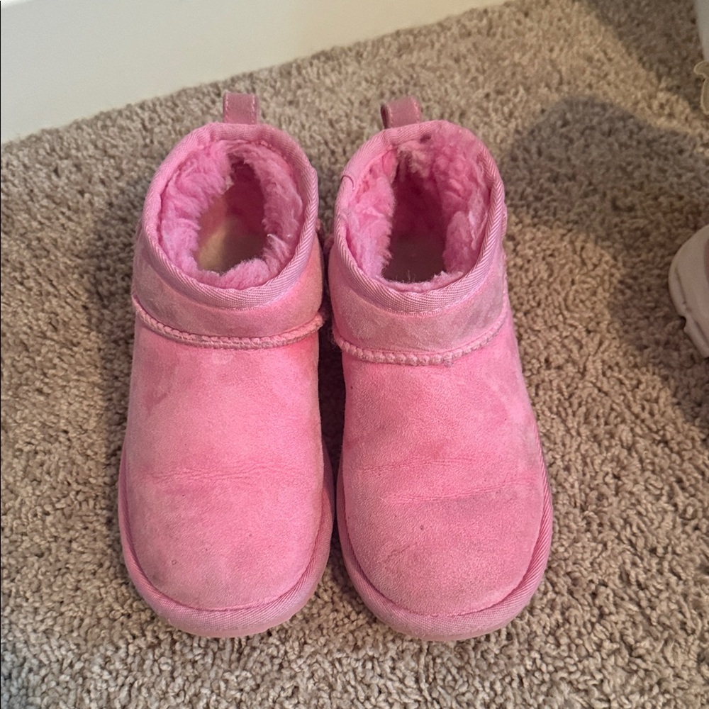 Girls pink short uggs